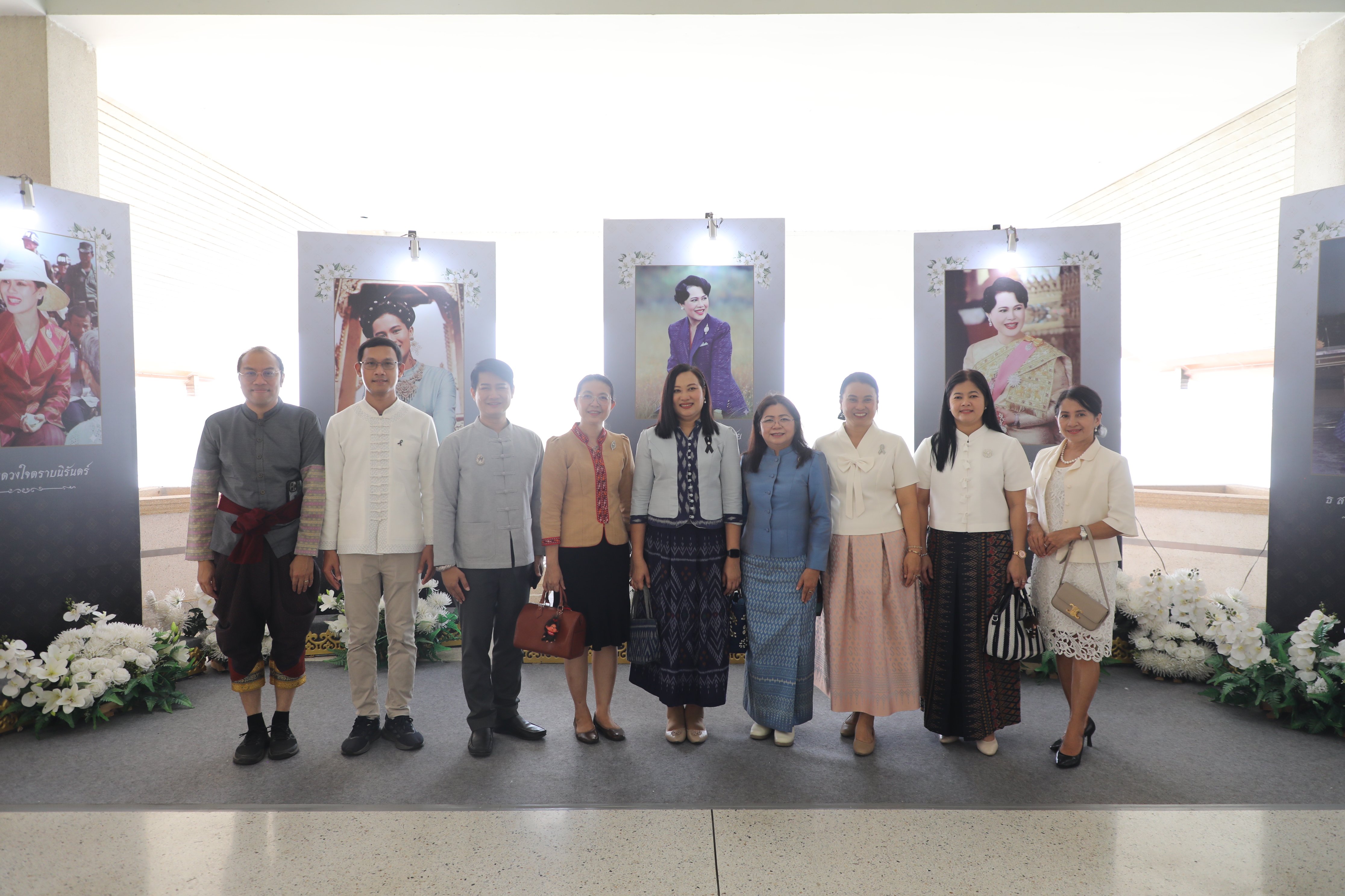 title - มากกว่าความรักระหว่างคู่ครอง คือความรักต่อปวงชน ส.ป.ก. จัดงาน “รักแห่งศิลป์ รักแห่งแผ่นดิน” พลังแห่งศิลปะที่เชื่อมโยงสถาบันและประชาชน